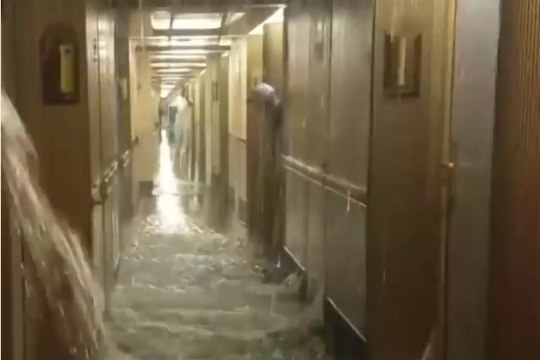 VIDEO | NAGU „TITANICU“ FILMIS: vesi ujutas kruiisilaeva kajutid üle