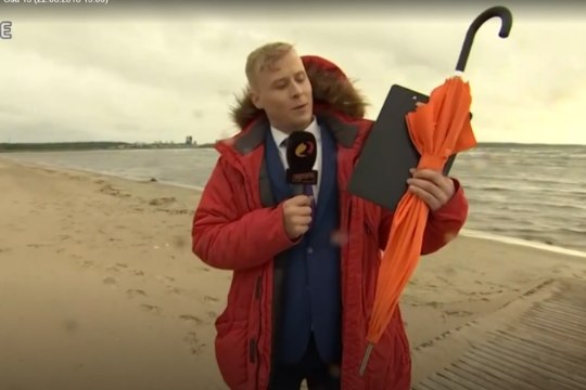 Tegijatel juhtub! “Suvereporteri” Pärnu randa unustatud vihmavarjud leiti üles