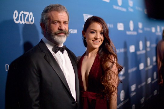 Võimsalt salenenud Mel Gibson poseeris koos noore pruudiga