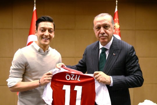 JULGE LÜKE! Mesut Özil otsustas Erdogani oma pulma kutsuda