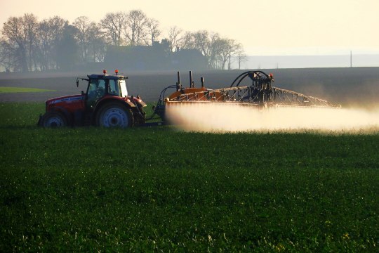 Maaelu võlu ja valu: miks ma pean põllumehe pritsitavat mürki sisse hingama?!
