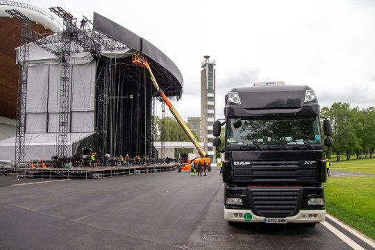 GALERII | 57 rekat ja 60 000 kilogrammi tehnikat ehk Bon Jovi maailmaturnee lavaehitus on täies hoos