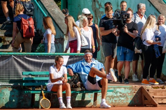 ÕL VIDEO JA FOTOD | „Peab paistma, et sa paar punkti ikka võidad ka,“ lohutas Anett Kontaveit tennisepartner Reketit