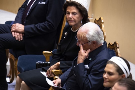 VIDEO | Rootsi kuningannal ja kroonprintsessil vajus parlamendis silm kinni