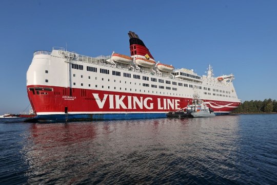 VIDEO | Viking Line'i laev pukseeriti sadamasse
