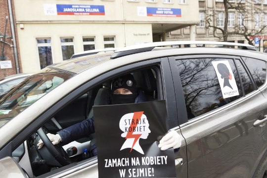 „Naiste hukkamine seimis!“ Poola naised protestisid autos ja aknal