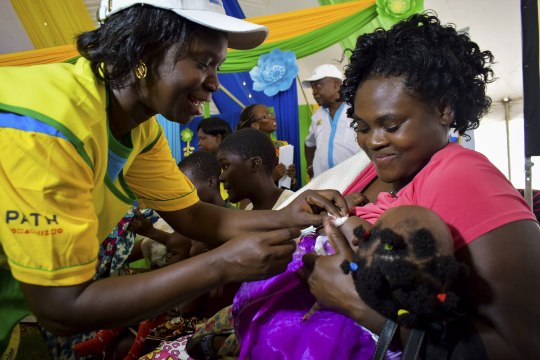 AJALOOLINE HETK: Aafrika lapsi päästev vaktsiin sai rohelise tule