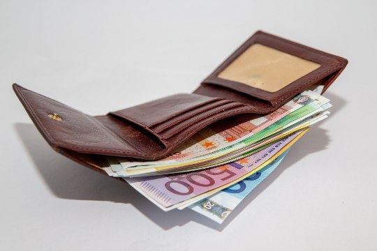 Kaupluse klienditeenindaja varastas tööandjalt 5000 eurot ja sai kohtus karistuse kätte