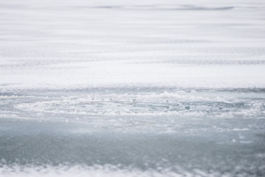 Peipsi järvel vajus jäälõhesse ATV kahe inimesega pardal: üks hukkus, teise otsingud jätkuvad