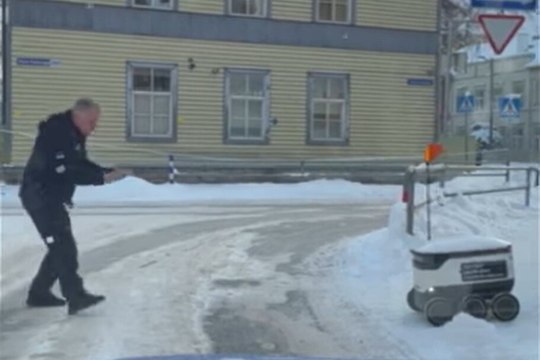 VIDEO | Politseinik aitas pakiroboti üle tee