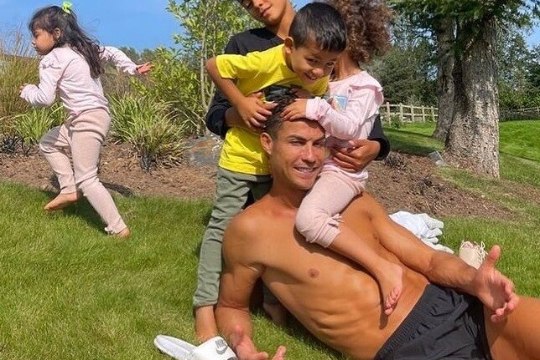 Lärmakad lambad sundisid Ronaldo kibekähku uhkest häärberist välja kolima