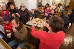 Riigi sünnipäeval pakuti puudust kannatavatele inimestele kirikus süüa