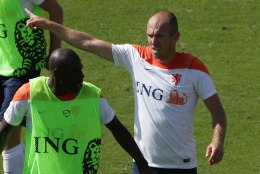 VIDEO: Hollandi staar Arjen Robben läks trennis kaasmängijaga kähmlema