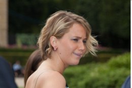 STAARIKADEDUS: Jennifer Lawrence varjab Emma Watsoni ilusat näolappi kätega