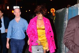 VAUU! Rihanna rabas fänne seksikas kuldses minikleidis ja erkroosas jakis!