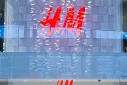 Eestlaste seas populaarne riidepood H&M sai Suurbritannias trahvi