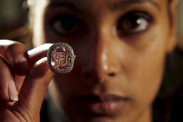 VAATA | Tavatult suur roosa teemant müüdi 28 miljoni dollari eest