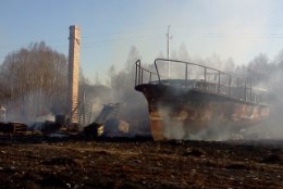 Hooletu lõkkepõletamine süütas naabri hooned ja laeva