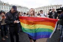 FOTOD | Peterburi politsei ajas laiali homoaktivistide meeleavalduse