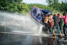 FOTOD JA VIDEO | Ungari märulipolitsei võttis agressiivsete migrantide vastu kasutusele veekahuri ja pisargaasi