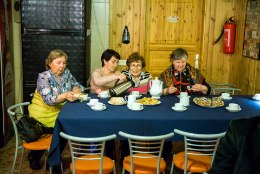 KONGRESSI EELMÄNG: Savisaar lustis toetajatega Tapa kohvikus
