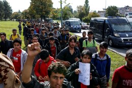FOTOD | Sajad varjupaigataotlejad rändavad Belgradist Ungari piiri poole