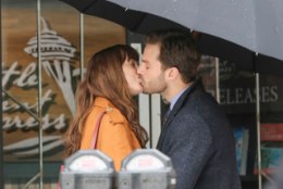 PILTUUDIS | "Viiekümne tumedama varjundi" võtetel kisub kuumaks: Jamie ja Dakota suudlesid kirglikult kaamera ees