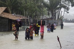 Pool miljonit inimest põgeneb Bangladeshis keeristormi eest 