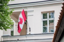 Kanada saatkond kaebas linnale pori üle
