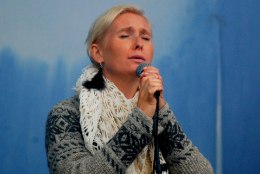 Dirigent Veronika Portsmuth esitas Viru Folgil oma loomingut lauljana