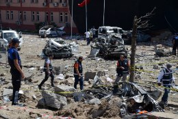 FOTOD | Türgis kärgatasid politseijaoskondade ees võimsad autopommid