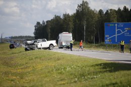 FOTOD SÜNDMUSKOHALT | Tallinna lähedal Vaidas põrkasid kokku buss ja maastur, vähemalt kolm inimest on saanud viga 