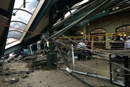 PILDID SÜNDMUSKOHALT | New Yorgi lähedal kihutas rong vaksalihoonesse