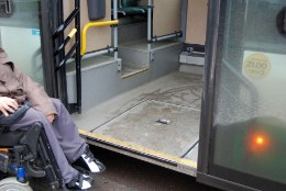 Bussijuht appi ei tulnud – vajutas gaasi ja jättis ratastoolis inimese peatusesse