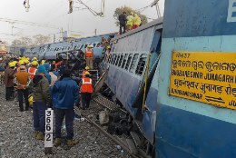 FOTOD | Indias sõitis rong rööbastest välja, on kümneid hukkunuid ja vigastatuid
