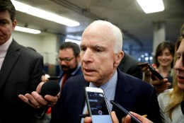 John McCain: president Trump on naiivne