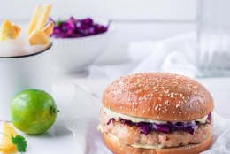 SÜGISEL SÖÖ TERVISLIKULT: aasiapärase vimkaga kanaburger punase kapsa salatiga