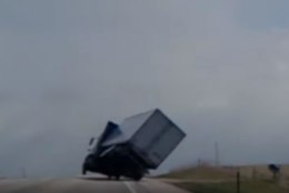 VIDEO | NAPIKAS: vaata, kuidas tormituul veoauto peaaegu uppi keerab