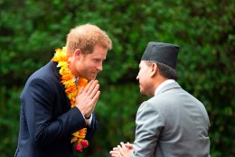 FOTOD | Prints Harry värvikirev külaskäik Nepali saatkonda