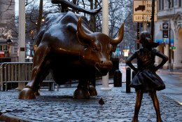"Kartmatu tüdruku" kuju seisab Wall Streeti härja ees
