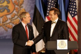 Ilves andis George W. Bushile kätte Eesti kõrgeima teenetemärgi