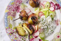 Peekoniümbrises küpsetatud kartulid ja murulaugusalat