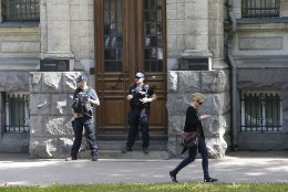 FOTOD | Eesti Pank on tähtsa istungi ajal relvastatud politseinike valve all