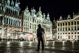 GALERII | Salapärane tänavakunstnik Edward von Lõngus alustas Brüsselis tuuri