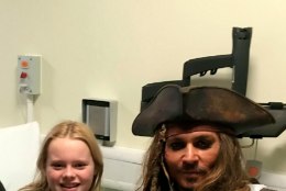 VIDEO | Johnny Depp käis lastehaiglas kapten Jackina rõõmu külvamas