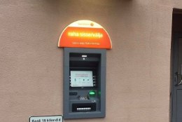 FOTOUUDIS | Räpina kuulus pangaautomaat sai uue kodu
