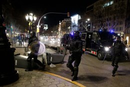 GALERII | Puigdemonti vahistamine tõi Kataloonia tänavaile protestijad, viga on saanud 89 inimest  