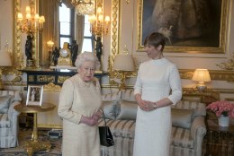 Briti kõmuleht imestab kummalise eseme üle, mis jäi silma kuninganna kohtumisel Eesti presidendiga
