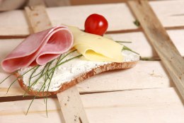 IGAVIKULINE KÜSIMUS: kas võileival peaks käima sink juustu peal või vastupidi?