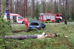FOTOD | Võrumaal autoga vastu puud sõitnud noormees sai raskelt viga, turvavöö päästis tema elu